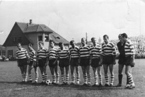 Drużyna piłkarska Garbarni Kraków przed meczem z Wisłą rozegranym 6 września 1964 r. Trzeci od lewej to Robert Gadocha