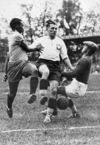 Mecz Polska - Brazylia na Mistrzostwa Świata w 1938 r. Od lewej Leonidas da Silva, Władysław Szczepaniak i Edward Madejski