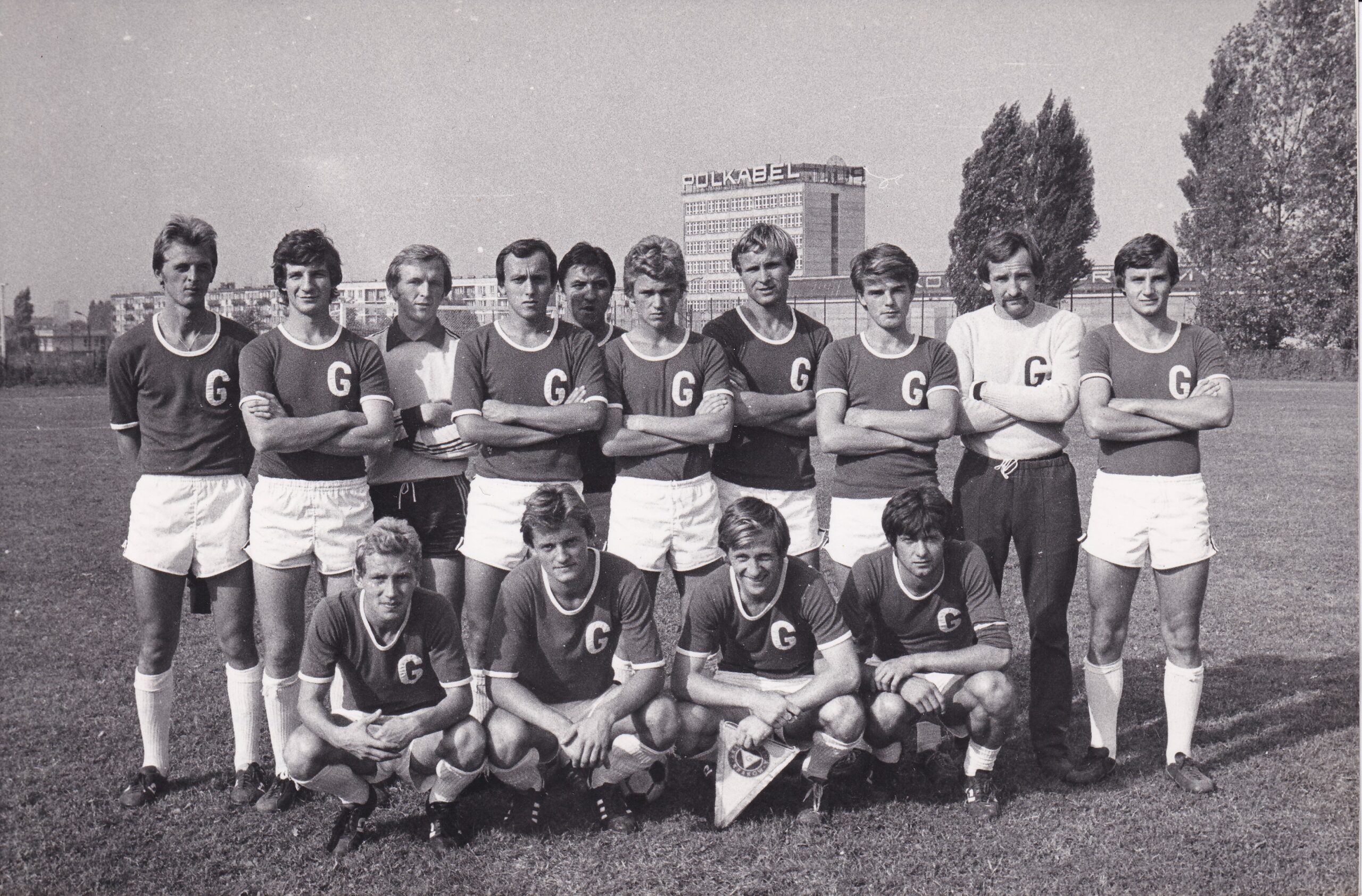 Fotografia drużyny Garbarni na stadionie Kabla w Krakowie. W górnym rzędzie od lwej: Wojciech Miśkowiec, Bogdan Czerwiński, Mieczysław Pietrzyk, Bogusław Stolczyk, Kazimierz Chmielowski, Zdzisław Miętka, Waldemar Kozioł, Jacek Bzukała, Tadeusz Draus, Andrzej Waśniowski. W dolnym rzędzie od lewej: Jerzy Cisło, Wiesław Dziuba, Wacław Putaj, Krzysztof Baliga.