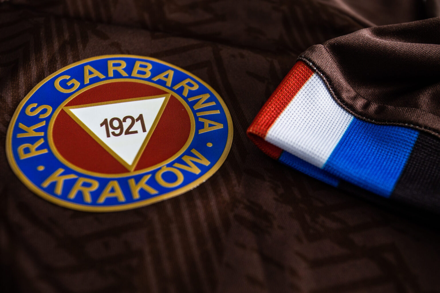 Fragment koszulki z Herbem RKS Garbarnia