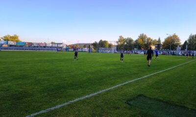 Zawodnicy na murawie po meczu Świt Krzeszowice - Garbarnia Kraków. Na pierwszym planie zdobywca bramki dla Garbarni - Filip Sarga.