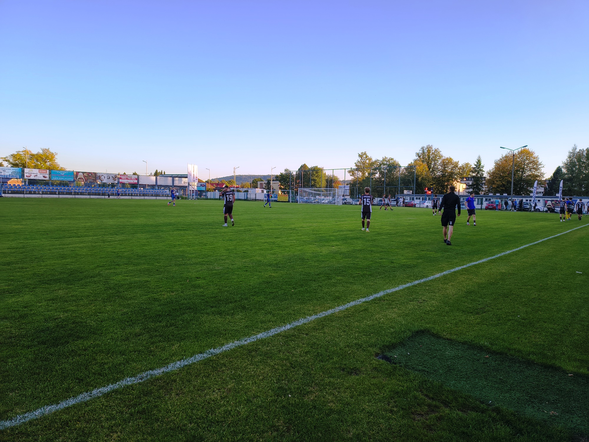 Zawodnicy na murawie po meczu Świt Krzeszowice - Garbarnia Kraków. Na pierwszym planie zdobywca bramki dla Garbarni - Filip Sarga.